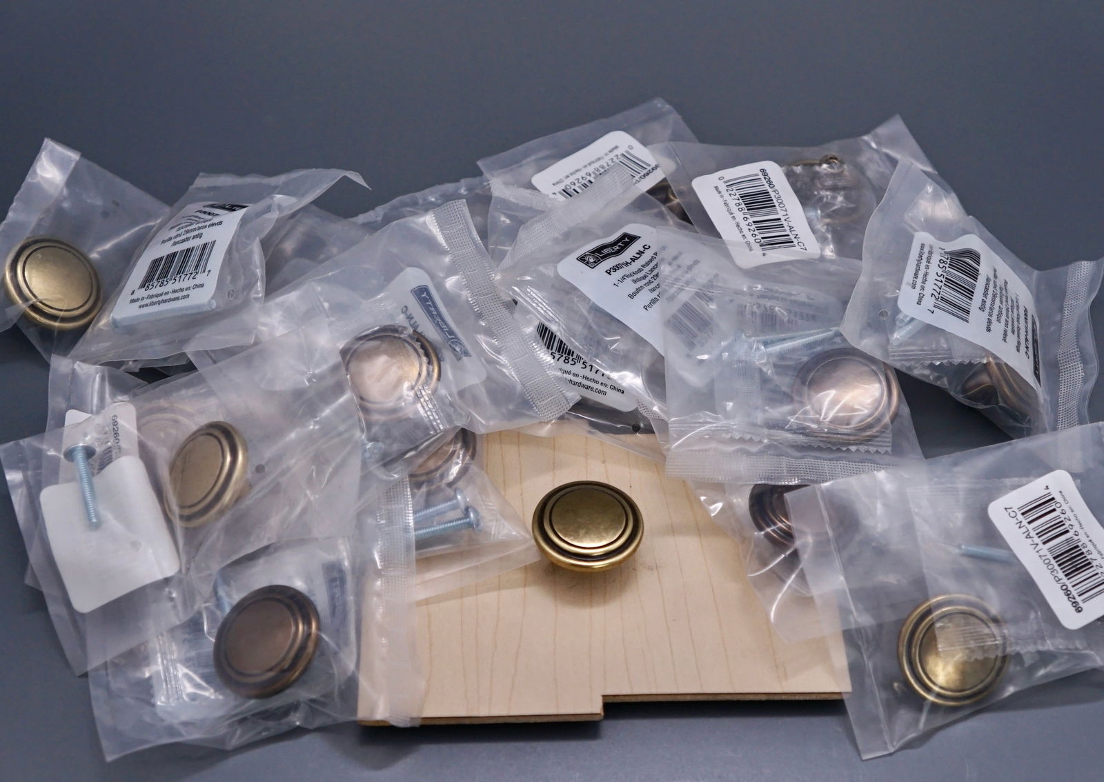 Antique Lancaster Door Knob Handle Liberty Vintage Hardware Lot of 18: Antique Lancaster Door Knob Handle Liberty Vintage Hardware Lot of 18 Please note some color variations. Approximately 1 5/16 inches in diameter. Shipping Estimate:SHIPTHEBAY estimate for shipping of