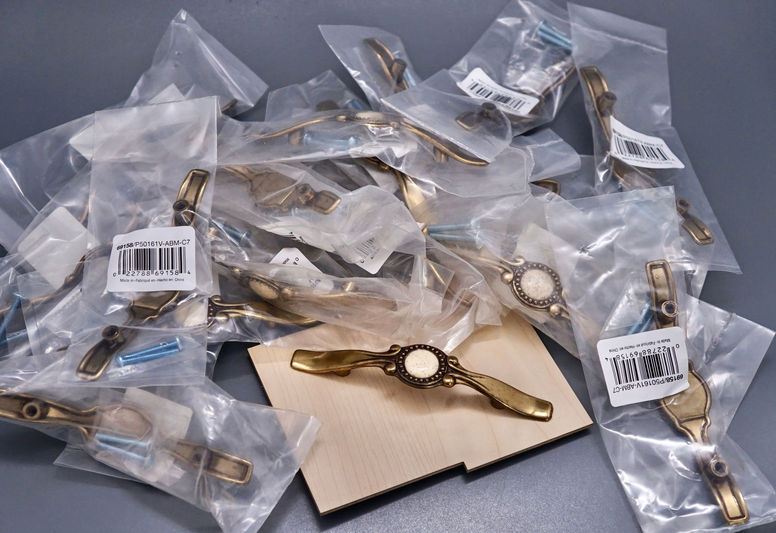 Mid Century Vintage Door Accented Pull Handle Lot of 19: Mid Century Vintage Door Accented Pull Handle Lot of 19 Approximately 5 inches wide; approximately 3 inches between mounting screws. Shipping Estimate:SHIPTHEBAY estimate for shipping of this lot in t