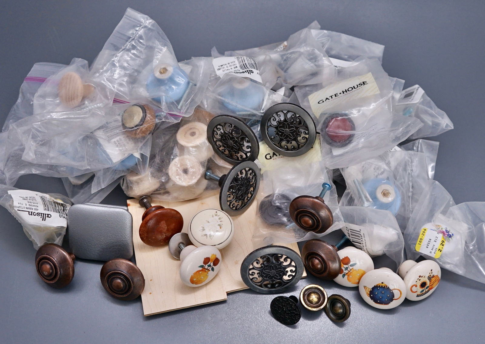 Vintage Hardvare Door Knob Pull Handles Assortment Lot Wood Metal Porcelain etc. more than 40 total: Vintage Hardvare Door Knob Pull Handles Assortment Lot Wood Metal Porcelain etc. more than 40 total Approximately from 1 to 2 inches in diameter. Shipping Estimate:SHIPTHEBAY estimate for shipping of