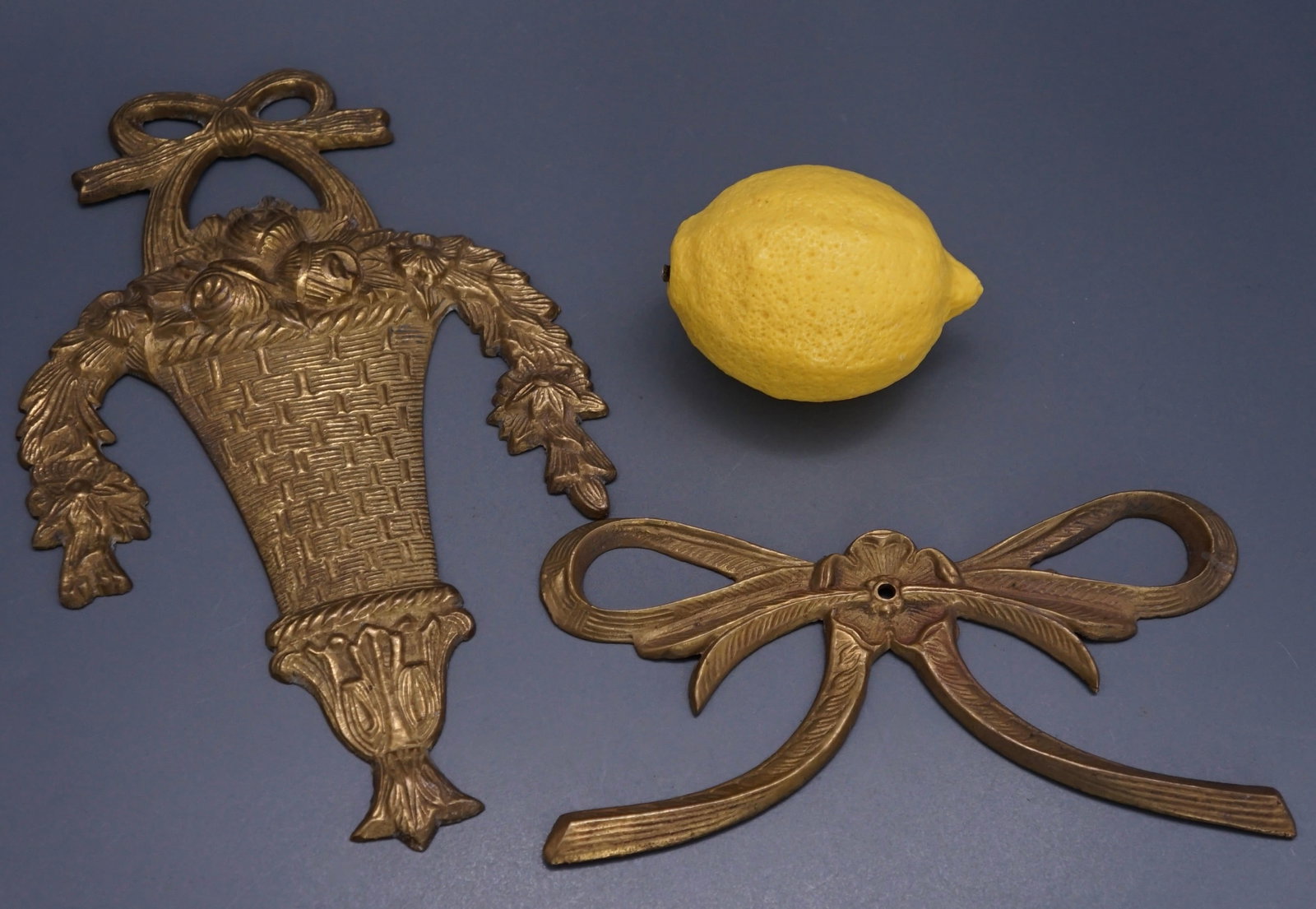 Bow & Garden Basket Lot of 2 Cast Brass Plaques: Bow & Garden Basket Lot of 2 Cast Brass Plaques Box is approximately 2 7/8 x 7 1/4 inches wide, the basket is about 9 3/8 x 6 1/16 inches. Shipping Estimate:SHIPTHEBAY estimate for shipping of this lo