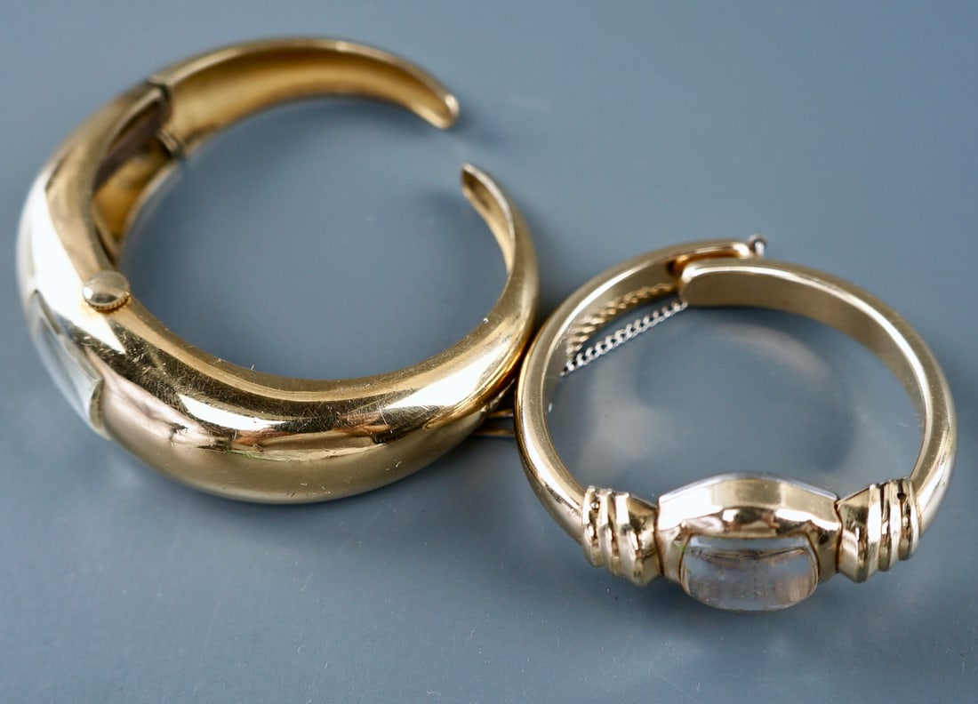 Vintage Bangle Bracelet Ladies Watch Lot of 2 Watches Benrus Reyco Non Working: Vintage Bangle Bracelet Ladies Watch Lot of 2 Watches Benrus Reyco Non Working for Parts As Is Approximately 3/4 - 5/8 inches wide. Shipping Estimate:SHIPTHEBAY estimate for shipping of this lot in th