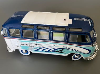 1960 Volkswagen Microbus Deluxe M2 Large Model Toy Car