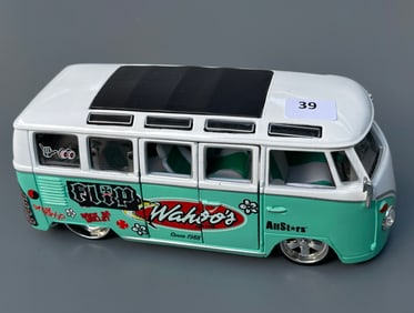 Volkswagen VW Samba Camper Van Wahoos All Stars Maisto 1:24 Model Car