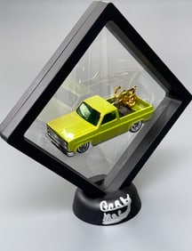 Chevy Silverado 83 with Gold Bike in Soft Display Case