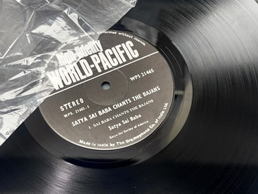 Satya Sai Baba Chants The Bajans Vintage Spiritual LP Vinyl Stereo Record