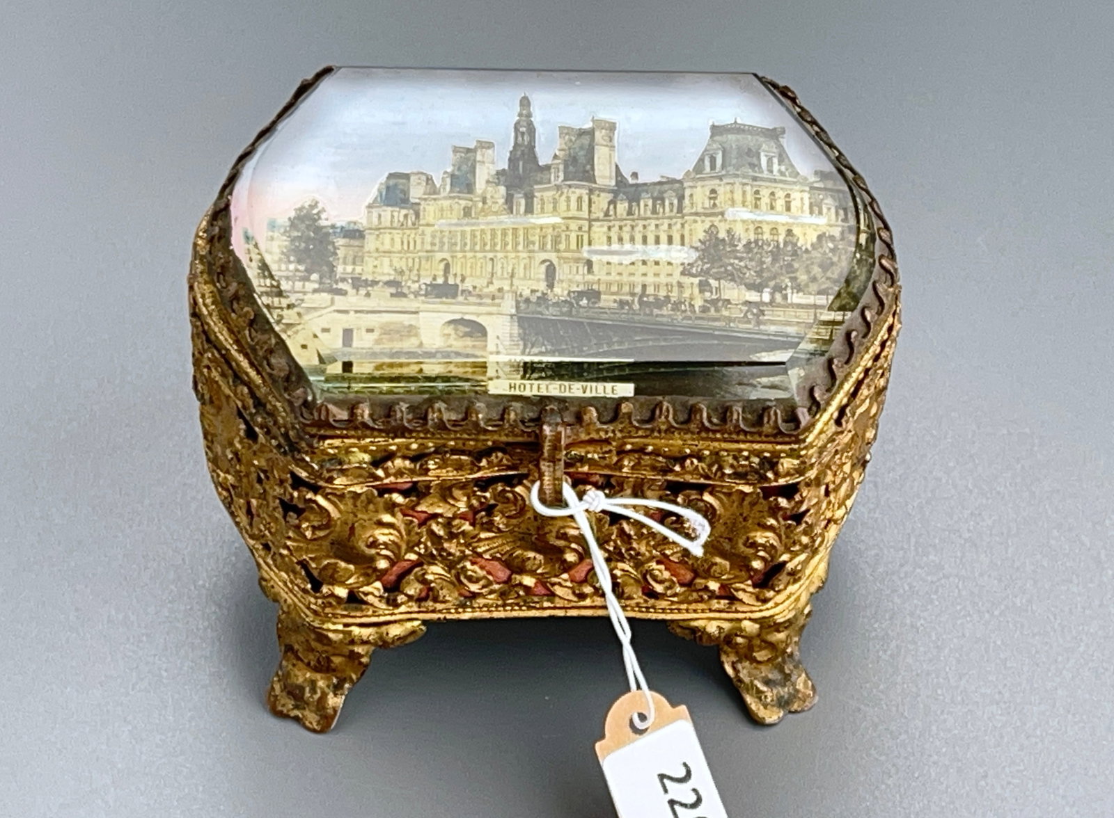 Hotel de Ville Paris Antique Parisian Souvenir Trinket Jewelry Box c 1900: Hotel de Ville Paris Antique Parisian Souvenir Trinket Jewelry Box c 1900 Approximately 3 3/8 x 2 1/2 x 2 5/8 inches tall.