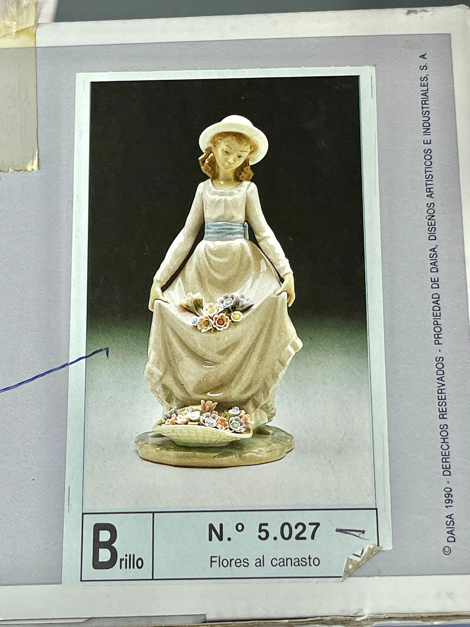 Lladro Girl with Flowers Porcelain Figurine No 5027 Flowers in the Basket Flores al Canasto Brillo