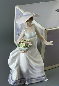 Lladro Carefree Porcelain Figurine 5790 Con Flores y Brisa Made In Spain 1990