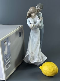 Jovenes Enamorados Love’s Embrace Lladro # 06704 Porcelain Figurine