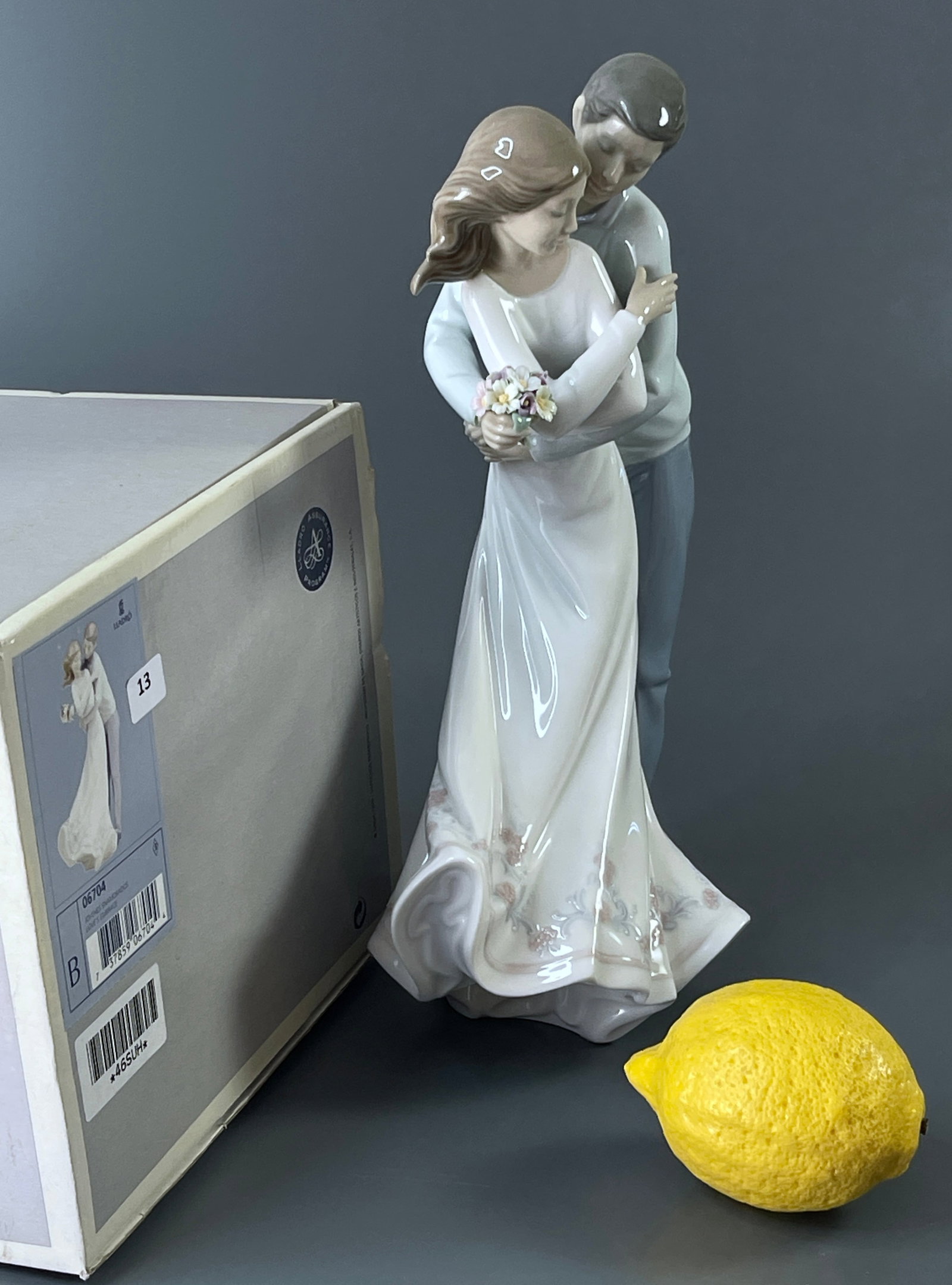 Jovenes Enamorados Love’s Embrace Lladro # 06704 Porcelain Figurine: Jovenes Enamorados Love’s Embrace Lladro # 06704 Porcelain Figurine