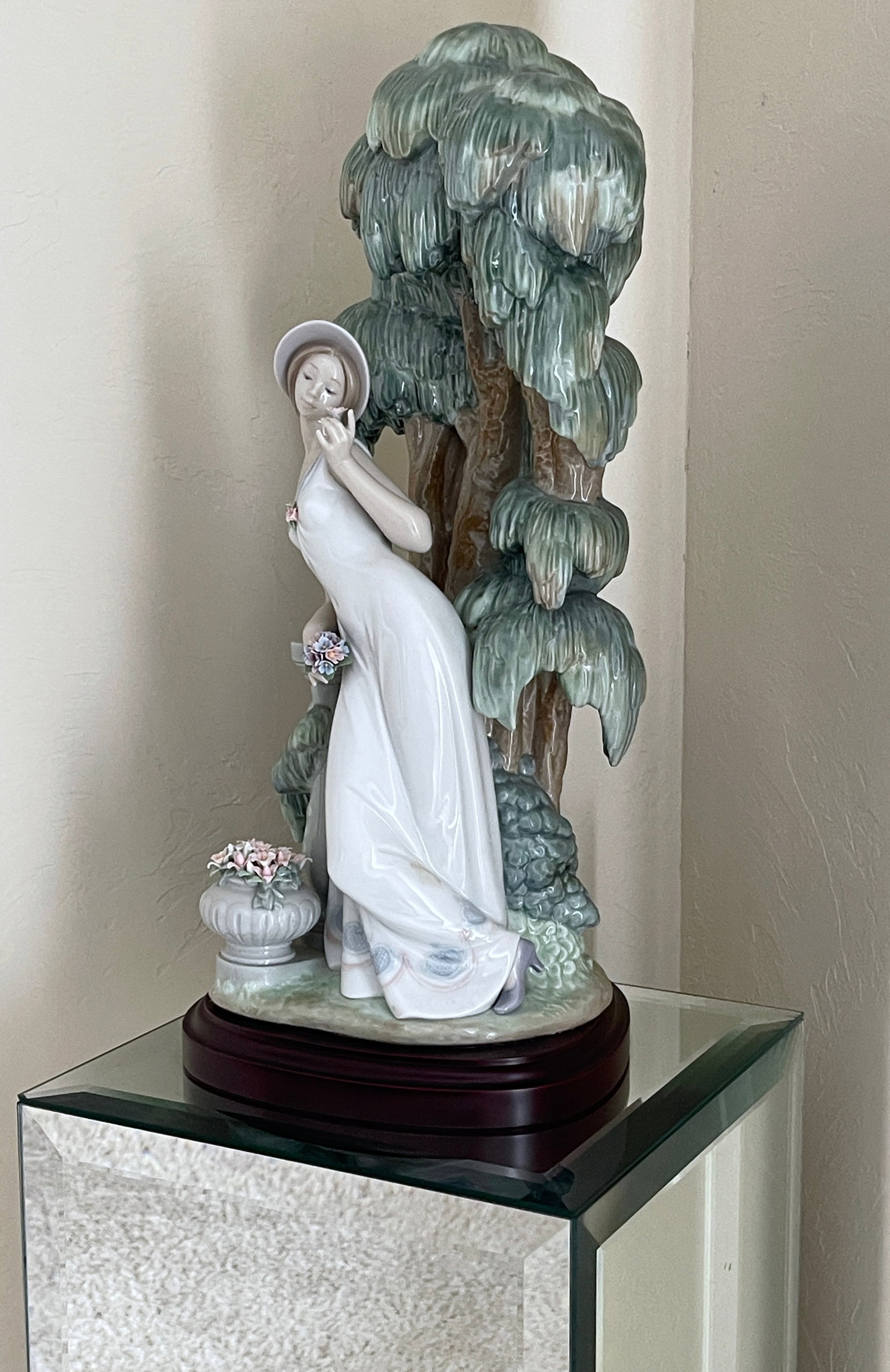 Lladro 01835 Waiting in the Willow Large Sculpture Limited Edition 1000 Pieces Sculptor Jose Puche: Lladro 01835 Waiting in the Willow Large Sculpture Limited Edition 1000 Pieces Sculptor Jose Puche Dama Del Jardin Retired 2004