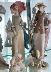 Dressmaker Lladro Modistilla 4700 Brillo Glaze Figurine with Parasol