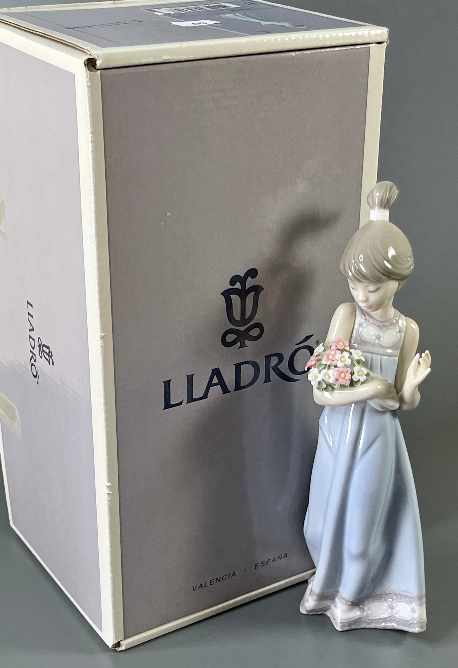 Lladro Spring Token Girl with Flowers Nina con Ramo de Flores 05604: Lladro Spring Token Girl with Flowers Nina con Ramo de Flores 05604