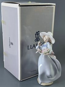 Caught in the Act Porcelain Figurine by Lladro Spanish Name Admirando Sculptor Salvador Debon Year