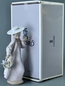 Lladro Hello Friend Spanish Porcelain Figurine 06414 Nina Sorprendida
