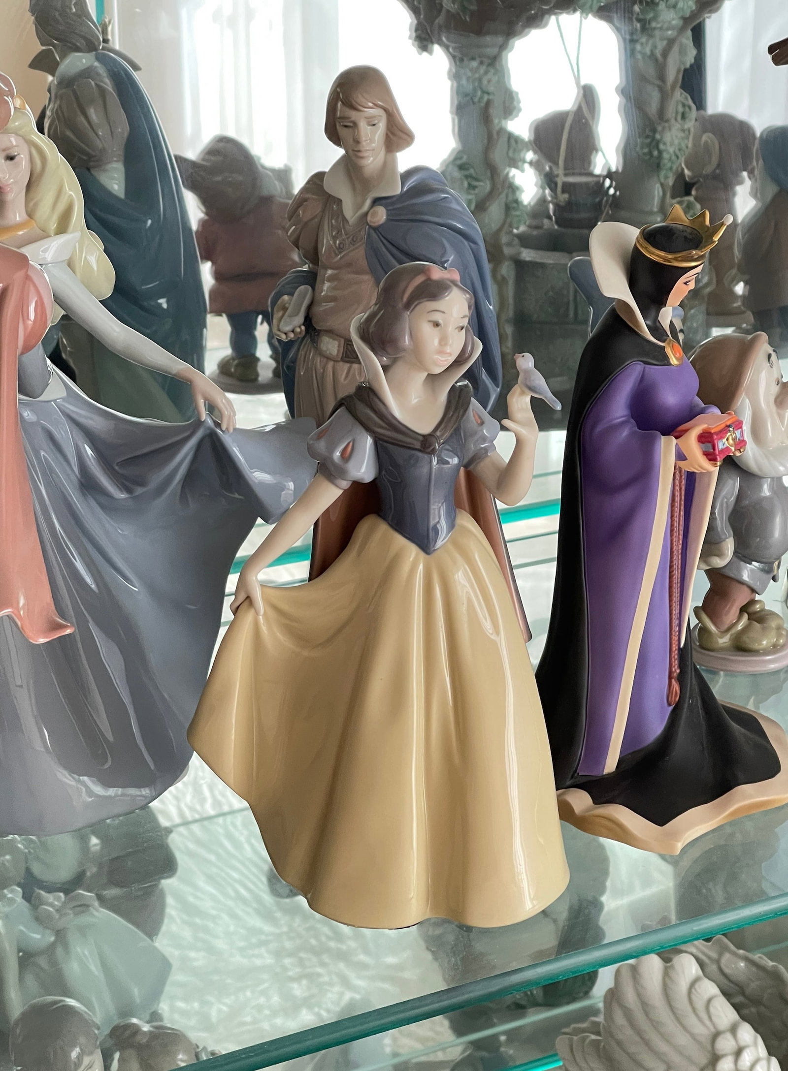 Snow White Disney by Lladro Porcelain Blancanieves 07555 Figurine: Snow White Disney by Lladro Porcelain Blancanieves 07555 Figurine