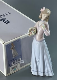 Innocence in Bloom Lladro 7644 Collectible Figurine Aroma Primaveral Valencia Spain
