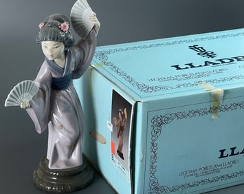 Lladro Japonesita Abanico Figurine #4991 Porcelain Fgurine of a Geisha Girl Holding 2 Fans Made in