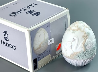 Lladro 1994 Limited Swan Egg Huevo De Pascua Figurine 17532 A white porcelain egg-shaped figurine