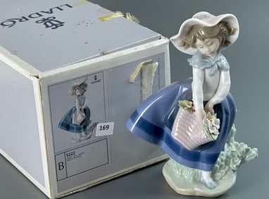 Lladro Pretty Pickings 5222 Spanish Name Linda Con Capazo Sculptor Jose Puche Last Retail: $380.00