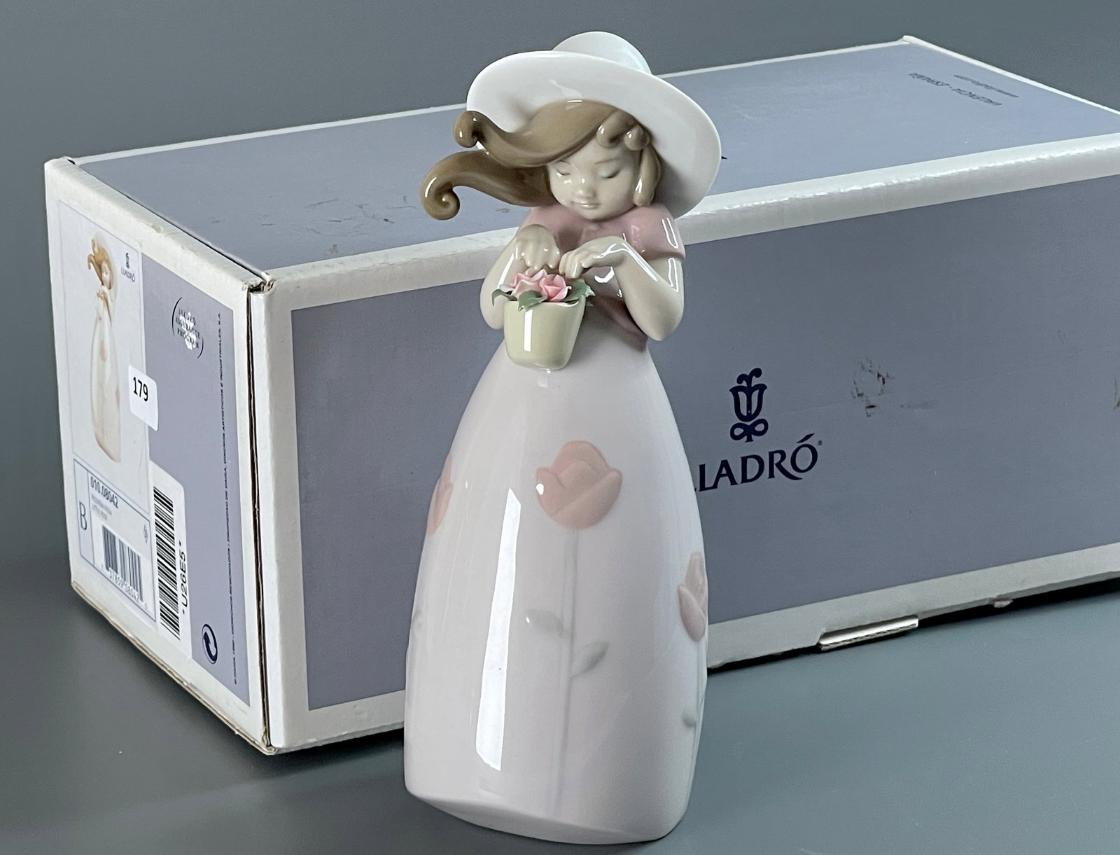 Lladro Little Rose #01008042 Spanish Name Pequena Rosa Sculptor Jose Santaeulalia Year Issued 2004: Lladro Little Rose #01008042 Spanish Name Pequena Rosa Sculptor Jose Santaeulalia Year Issued 2004