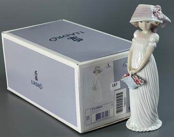 Lladro Pequena Dama Little Lady 010.08022 was designed by Regino Torrijos with a glazed finish.