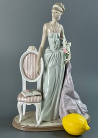 A Lady of Taste #1495 Lladro Porcelain 1986 Retired in 2004 Dama de La Cola de Raso Sculptor Jose