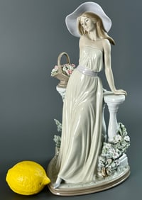 Lladro 1986 Time for Perfection by Jose Puche No. 5378 Brillo Dama Reflexiva Large Figurine