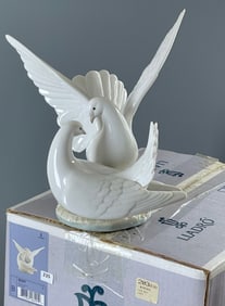 Lladro Porcelain Nido De Amor Love Nest 06291 Figurine of Two White Porcelain Pigeons $600. SKU