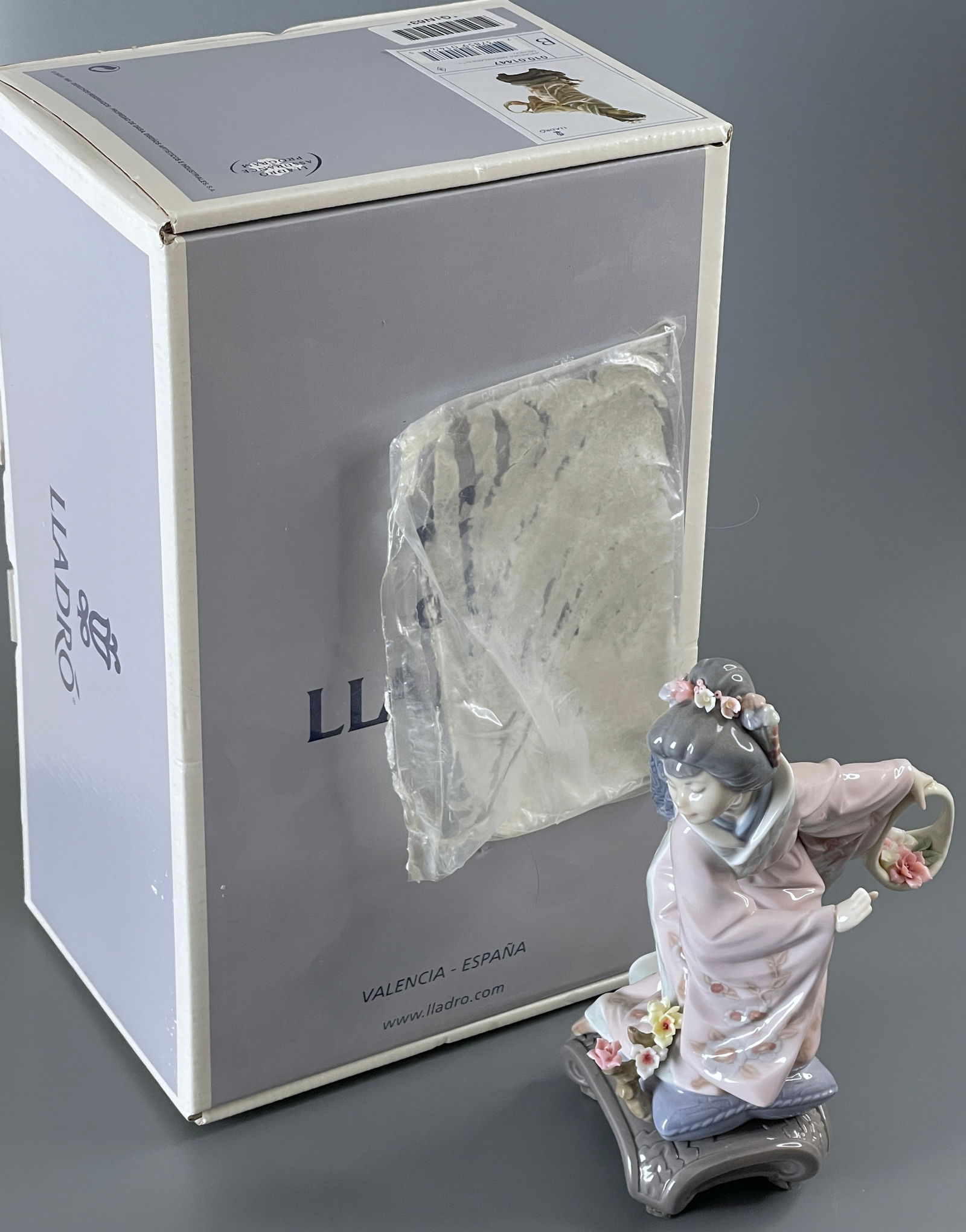 Michuko Geisha Figurine Lladro Porcelain 1983 Retired in 2007 Designed by Salvafor Debron Number (1 of 4)