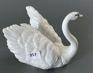 White Porcelain SWAN Lladro 6175