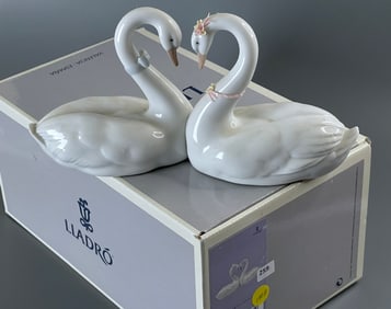 Lladro Endless Love Swans Figurine Corazon Blanco 06585 Figurine of two swans with their necks