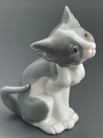 Lladro Cat Figurine #5113 Made in Spain Feed Me Gray and White Expectant Cat Kitten Sculpted by