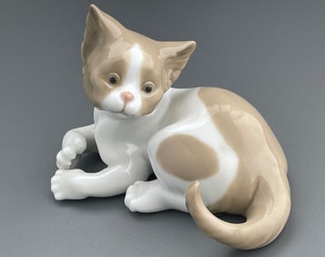 Lladro Cat Figurine #5114 Brown and White Cat Lying on the Ground Porcelain Kitten Sculpted by