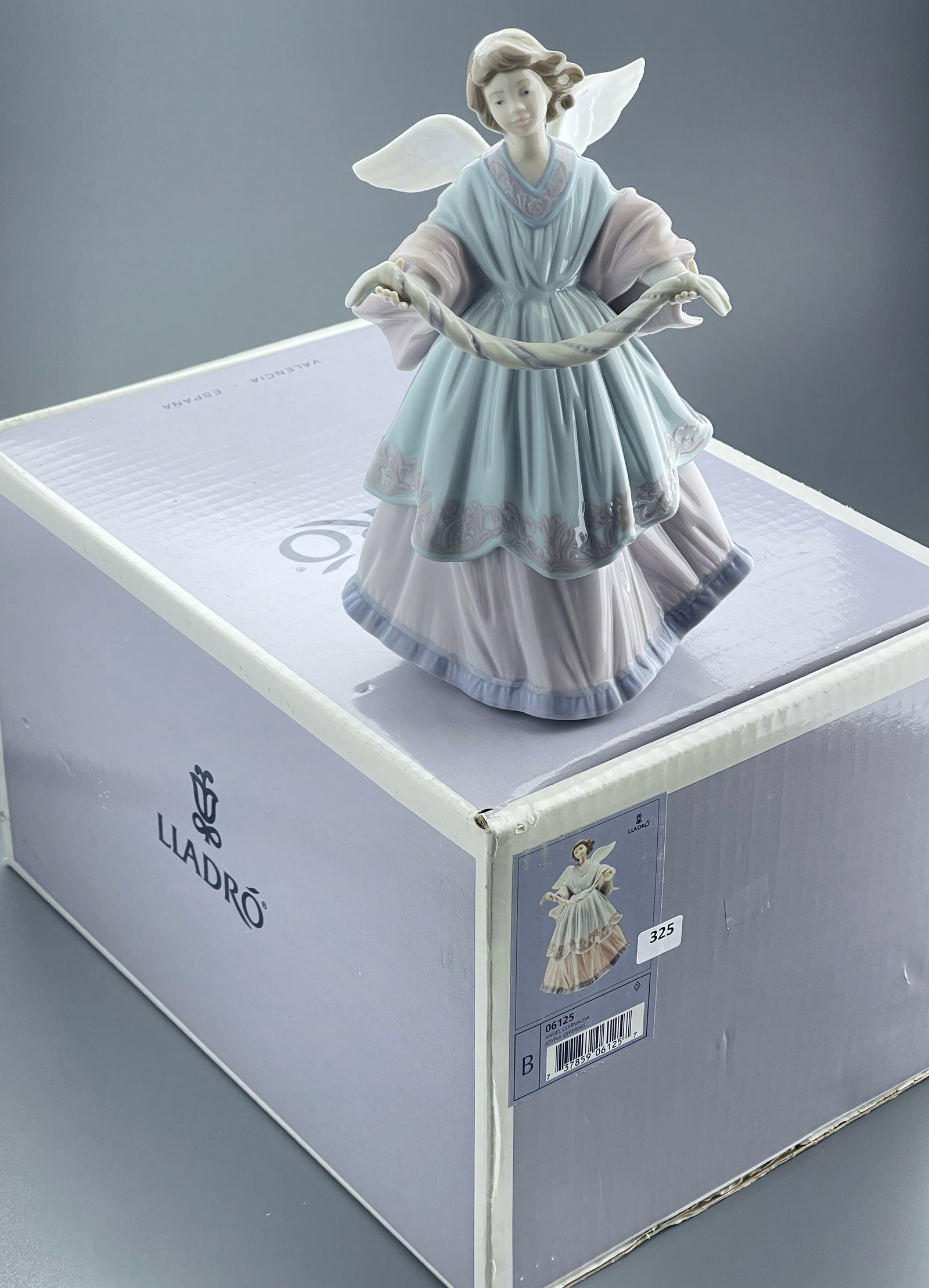 Porcelain Angel by Llladro JOYFUL OFFERING Designer Jose Puche Number 6125 Angel Guirnalda Currently: Porcelain Angel by Llladro JOYFUL OFFERING Designer Jose Puche Number 6125 Angel Guirnalda Currently Retails for $325 Tree Topper