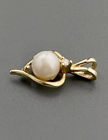 Pearl & Diamond Jeweled Modern Jewelry Flower Pendant