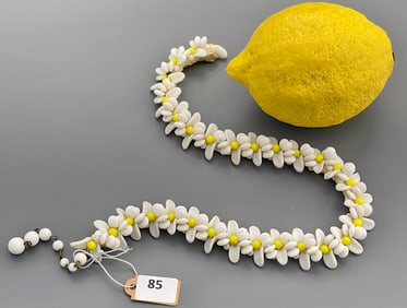 Vintage Daisy Molded Glass Choker Floral Garland Necklace