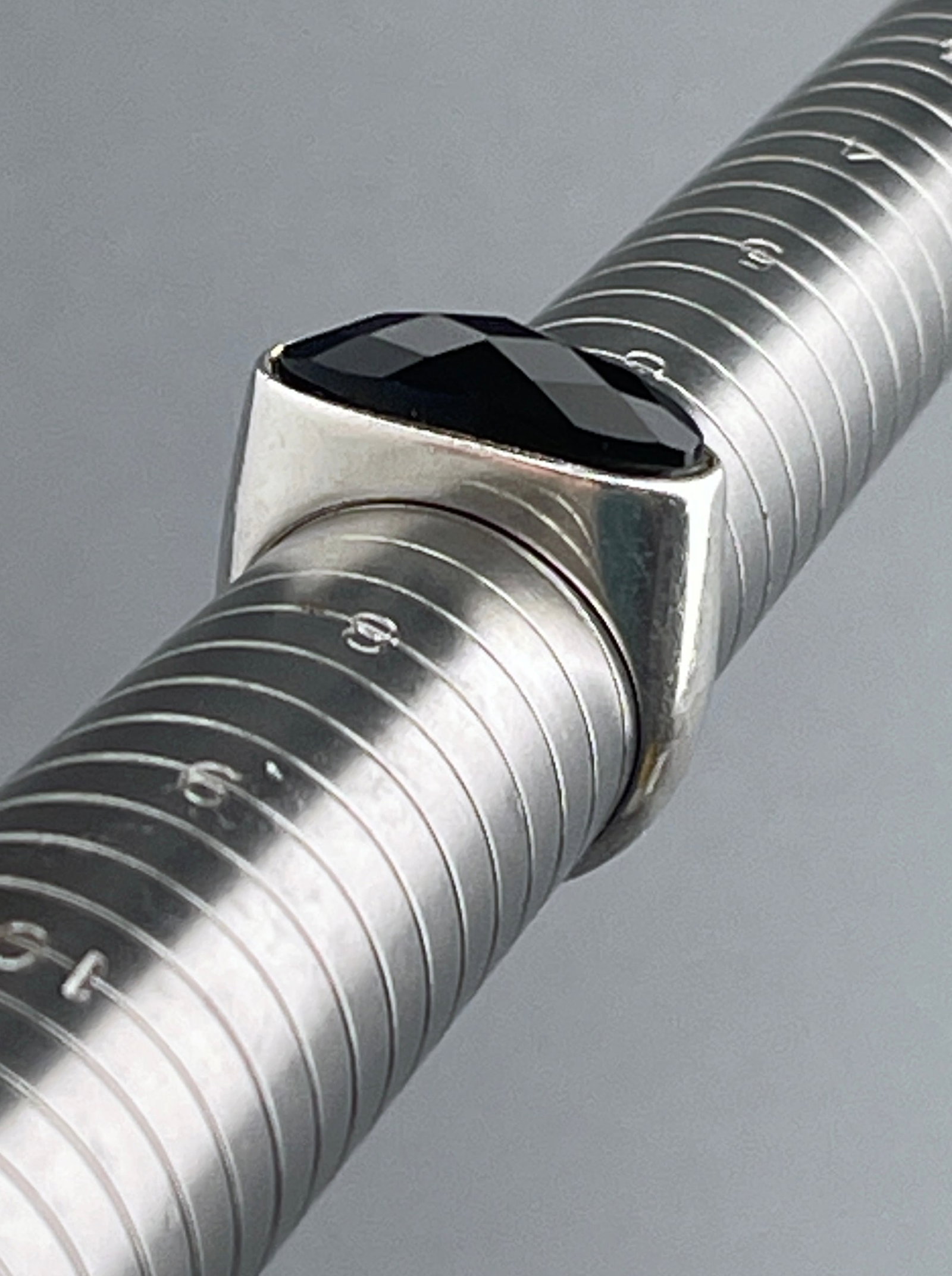 Sterling Silver Hallmarked 925 Ring with Black Faceted Inset Size 7 1/2: Sterling Silver Hallmarked 925 Ring with Black Faceted Inset Size 7 1/2 Approximately size 7 1/2.