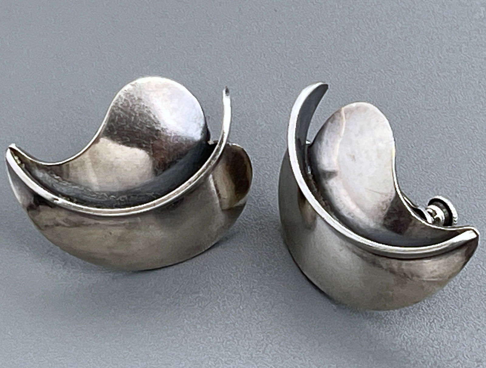 Vintage Stylised Leaf Earrings Marked Sterling: Paul Lobel Vintage Stylised Leaf Modernist Earrings Marked Sterling Approximately 1 inch wide.