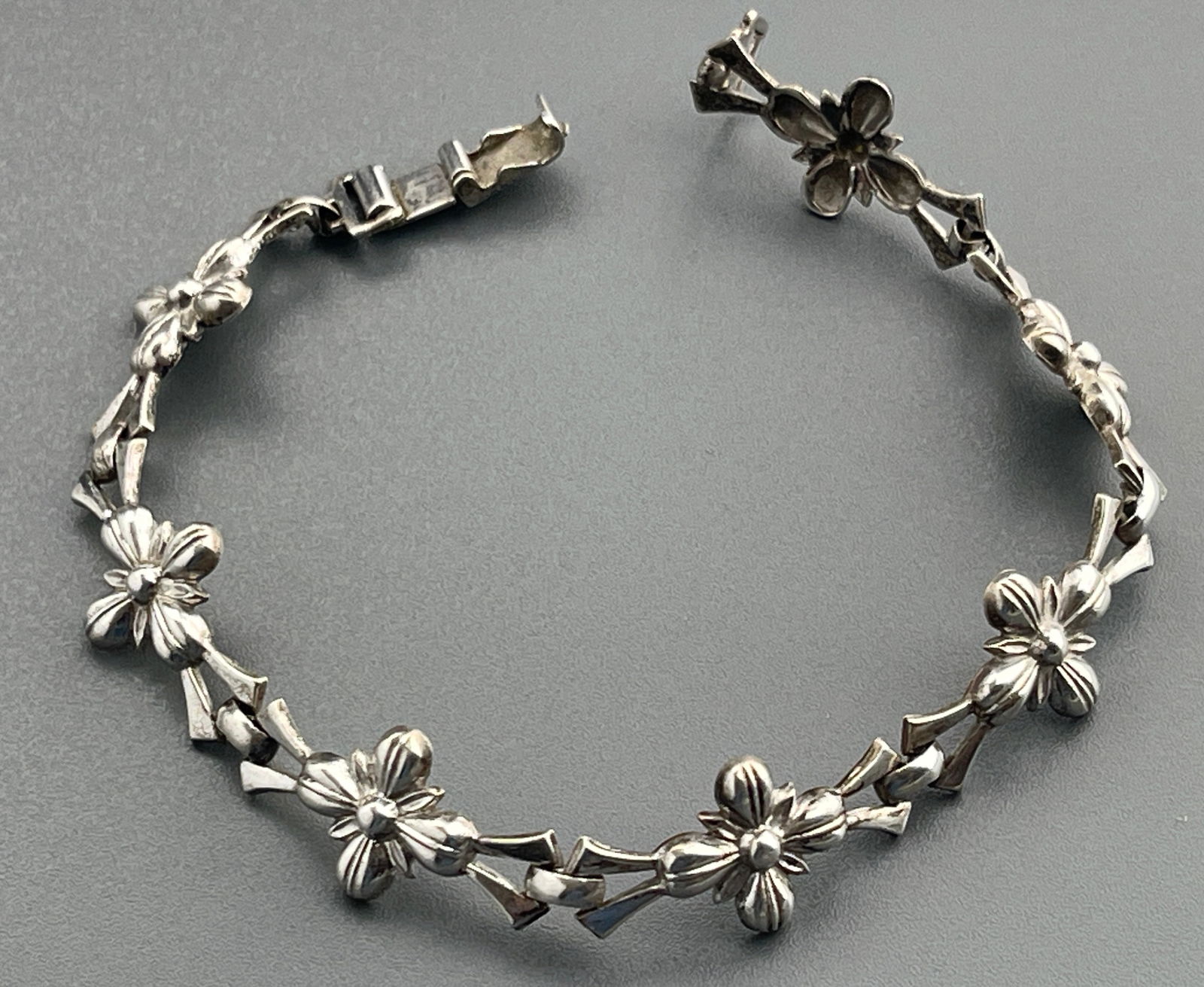 Floral Link Vintage W. E. Richards Co Bracelet Marked Sterling WRE (1 of 4)