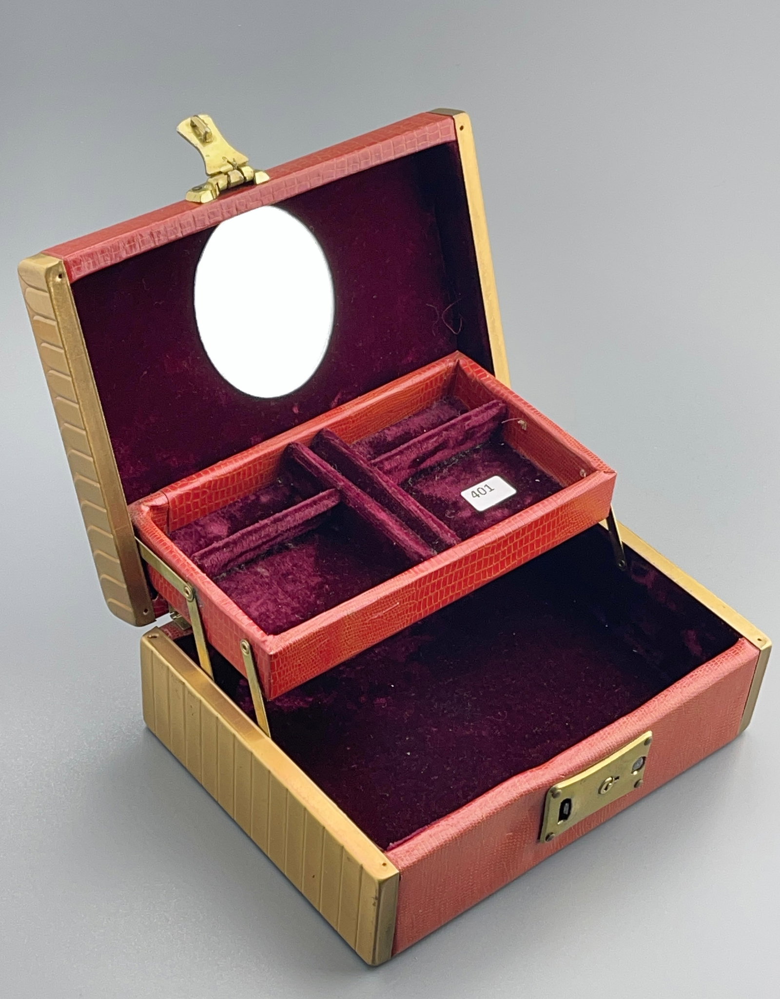 Vintage Jewelry Trinket Box with Broken Lock: Vintage Jewelry Trinket Box with Broken Lock Approximately 7 3/4 x 5 3/4 x 2 7/8 inches tall.