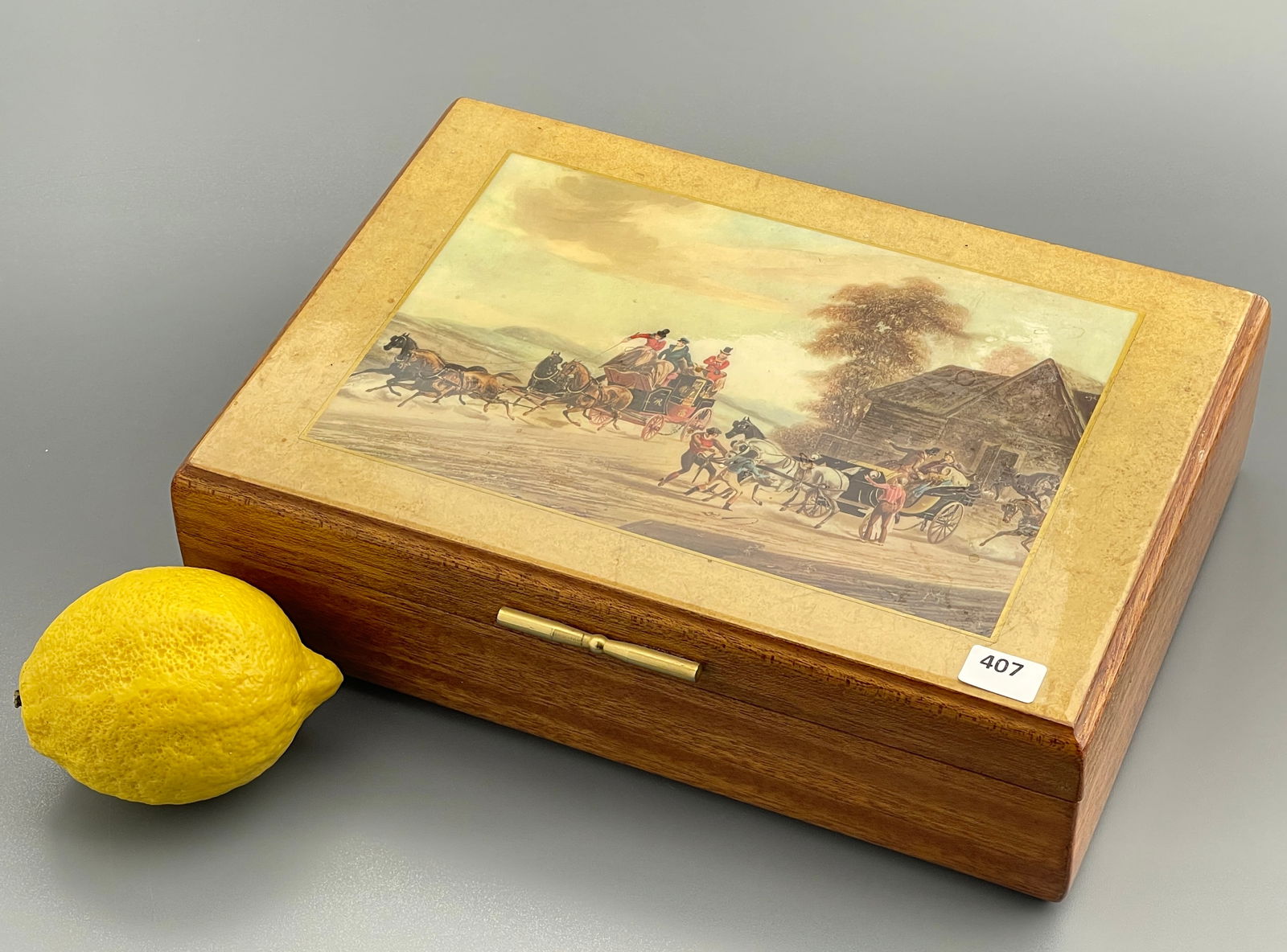 Vintage Lacquered Wood Jewelry Trinket Box: Vintage Lacquered Wood Jewelry Trinket Box Approximately 10 x 7 x 2 3/4 inches tall.