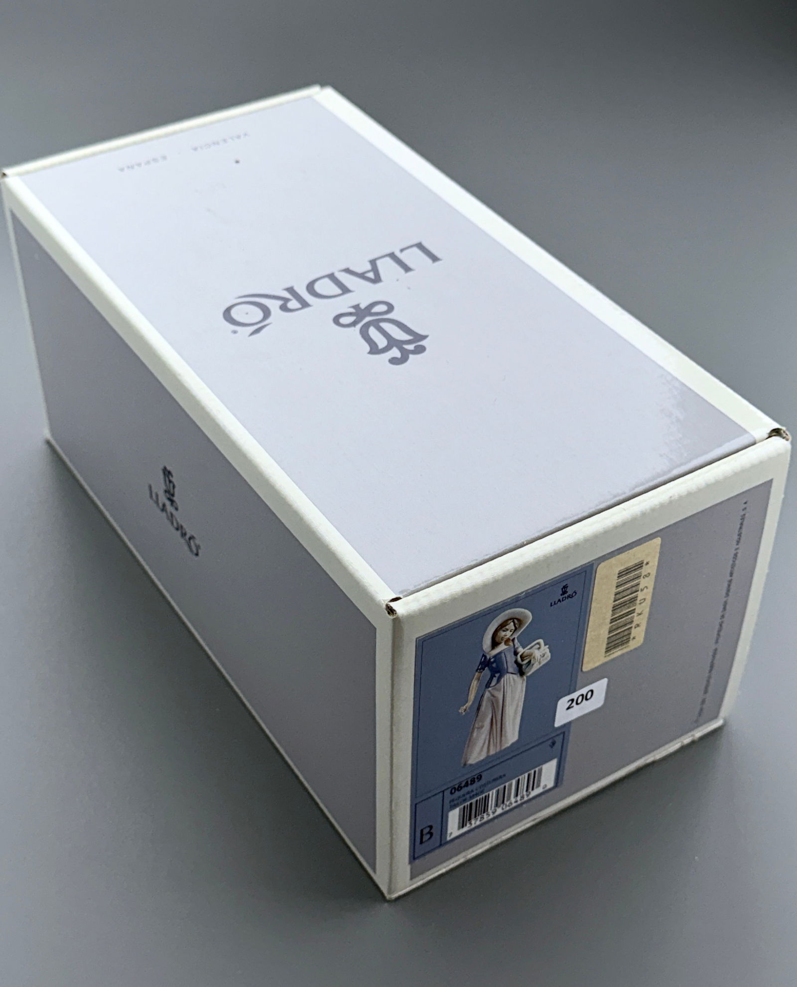 Lladro Tailor Made Vintage Never Used Porcelain Figurine #6489 in Original Box: Lladro Tailor Made Vintage Never Used Porcelain Figurine #6489 in Original Box We are continuing to sell the Largest US Collection of Lladro porcelain figurines. This item is identical to the one that