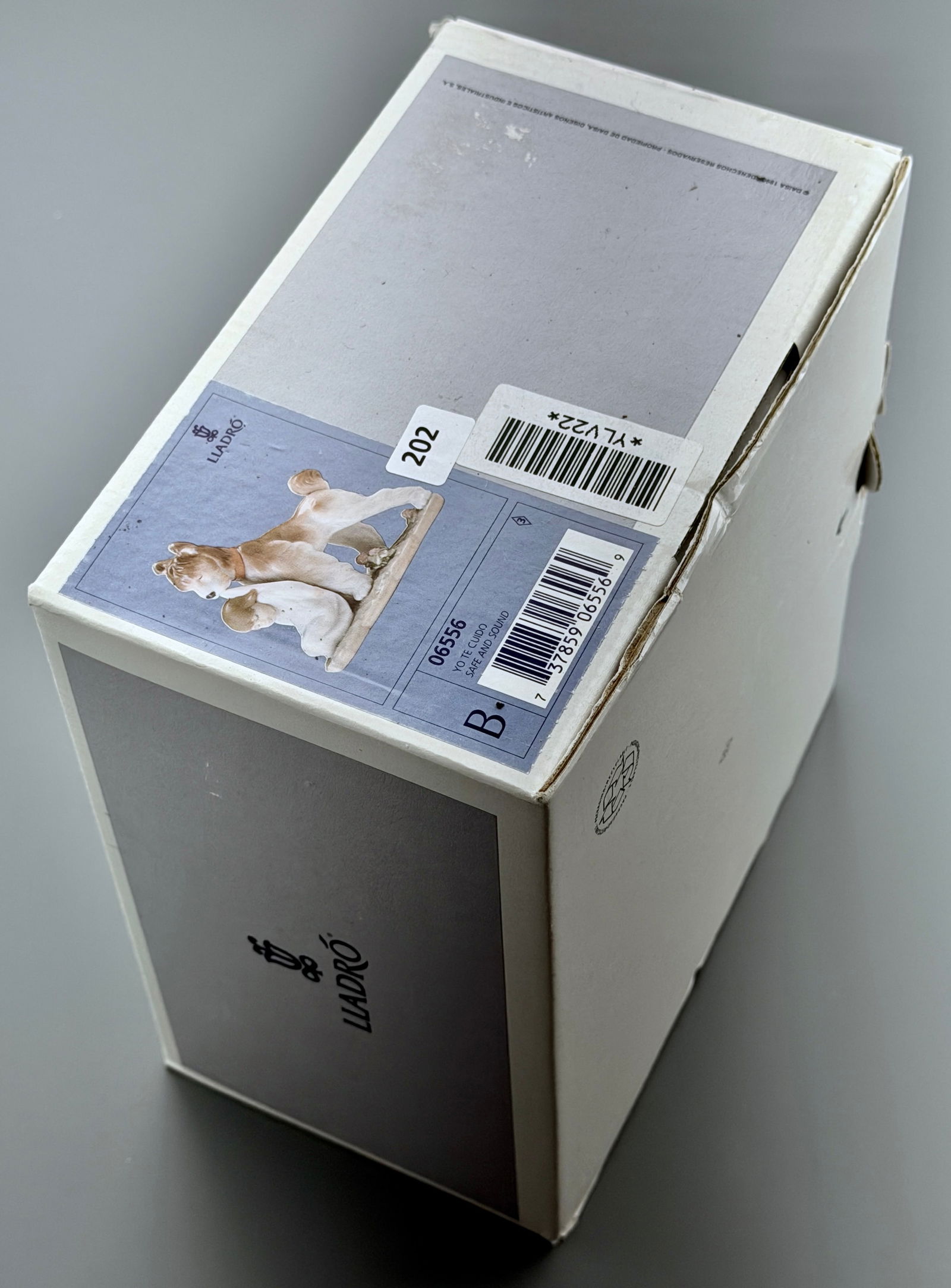 Lladro 6556 Safe and Sound Vintage Porcelain Figurine in Original Box Never Used Mint Condition (1 of 3)