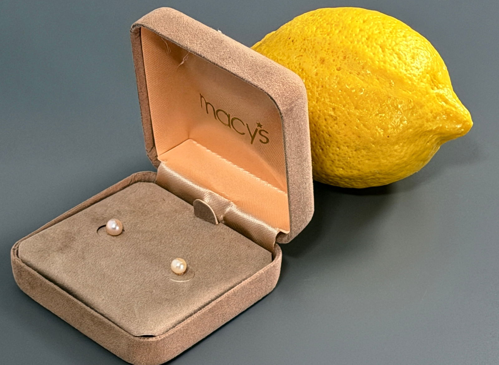 Vintage Boxed 14K Gold Pearl Stud Earrings: Vintage Boxed 14K Gold Pearl Stud Earrings For all high ticket items, including watches and jewelry, thebuyer identity has to be confirmed prior to shipping. Shipping may be held until payment has cle