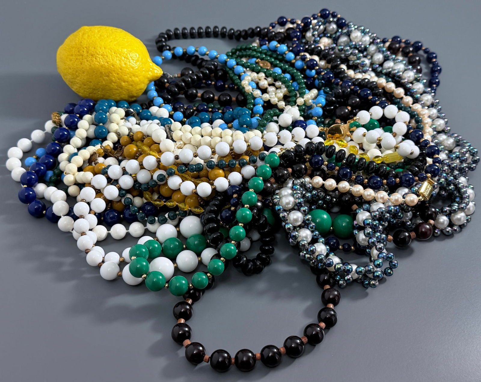 Lot of 20 Beaded Necklaces Vintage Fashion Costume Jewelry (1 of 5)