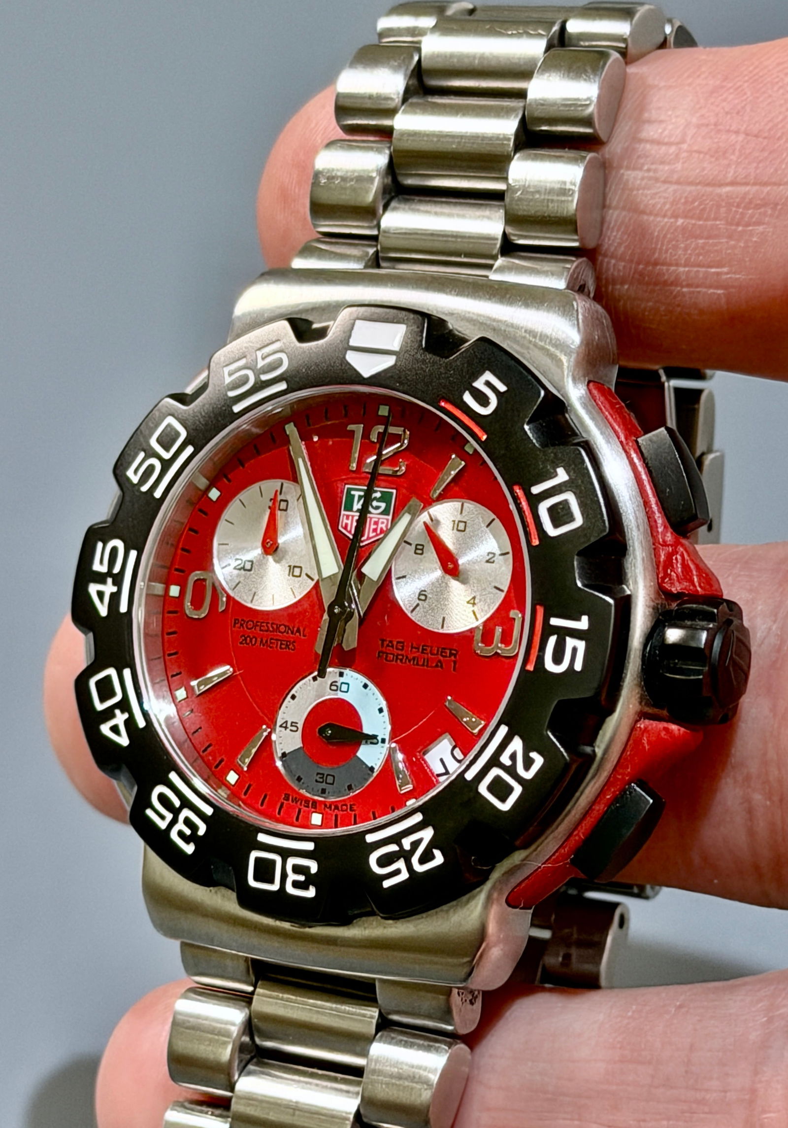 TAG Heuer Formula 1 Chronograph Sport Racing Watch Red Dial with White Subdials Precise Swiss Quartz (1 of 10)