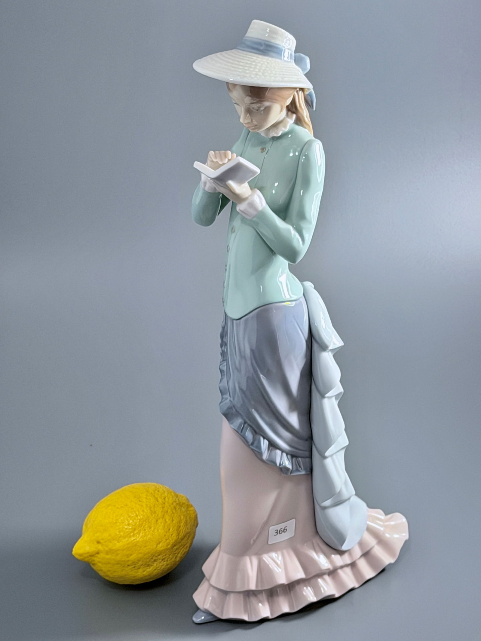 Lladro 05000 Signed Limited Figurine Titled Reading Spanish name De Pasero y Lectura Issued in 1978: Lladro 05000 Signed Limited Figurine Titled Reading Spanish name De Pasero y Lectura Issued in 1978