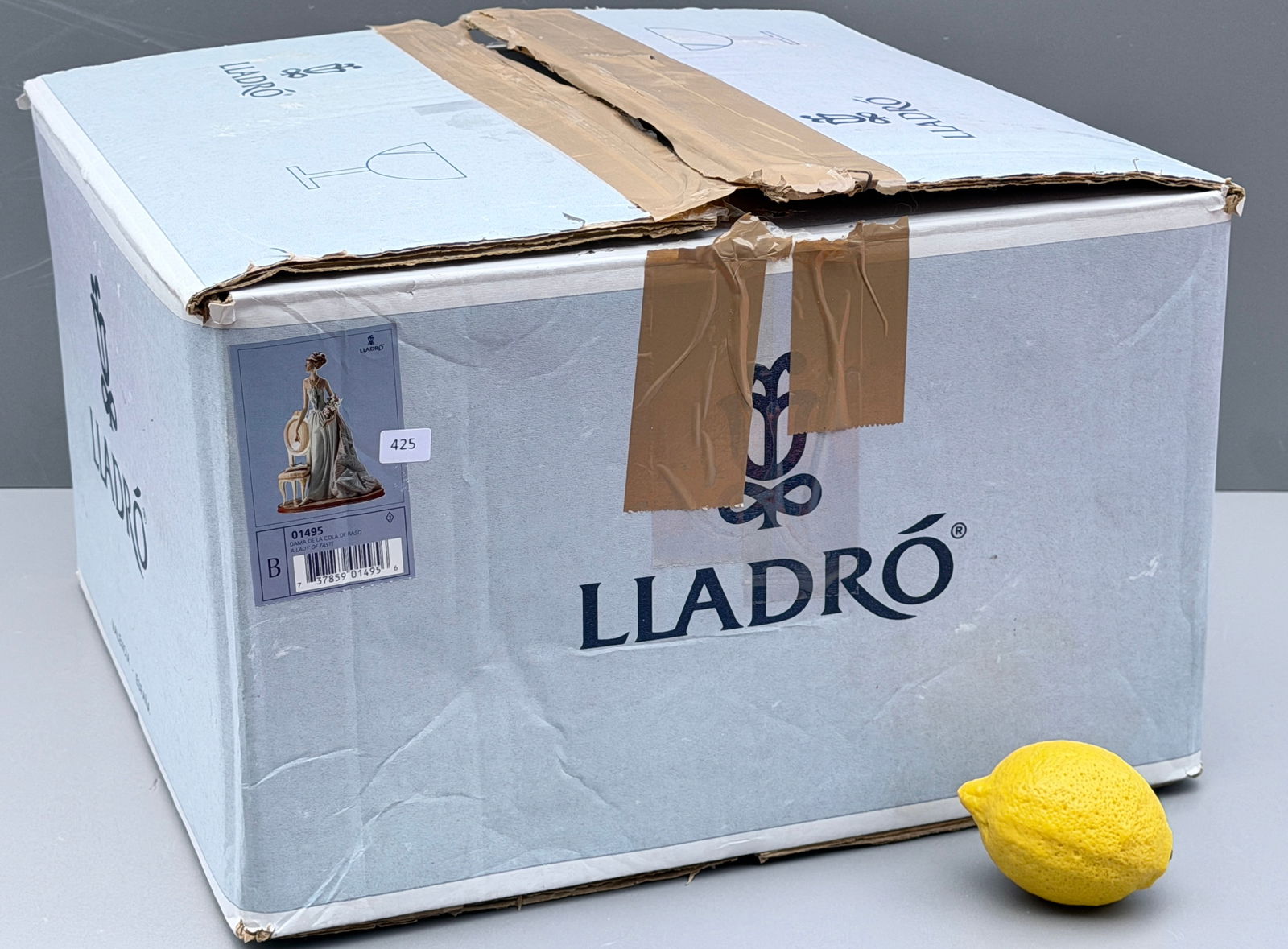 Lladro 1495 Dama de La Cola de Raso Large Porcelain Figurine A Lady of Taste Sculptor Jose Puche (1 of 4)