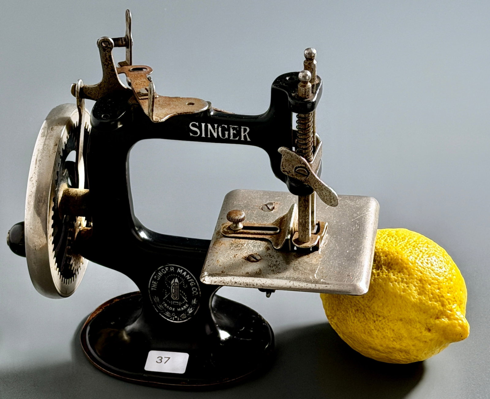 Vintage Singer Model 20 Toy Sewing Machine Black Cast Iron Child Mini Sewing Hand Crank (1 of 7)